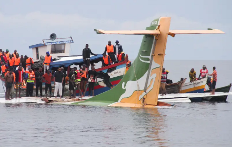 Avión con 43 pasajeros se estrelló en un lago de Tanzania, África Oriental