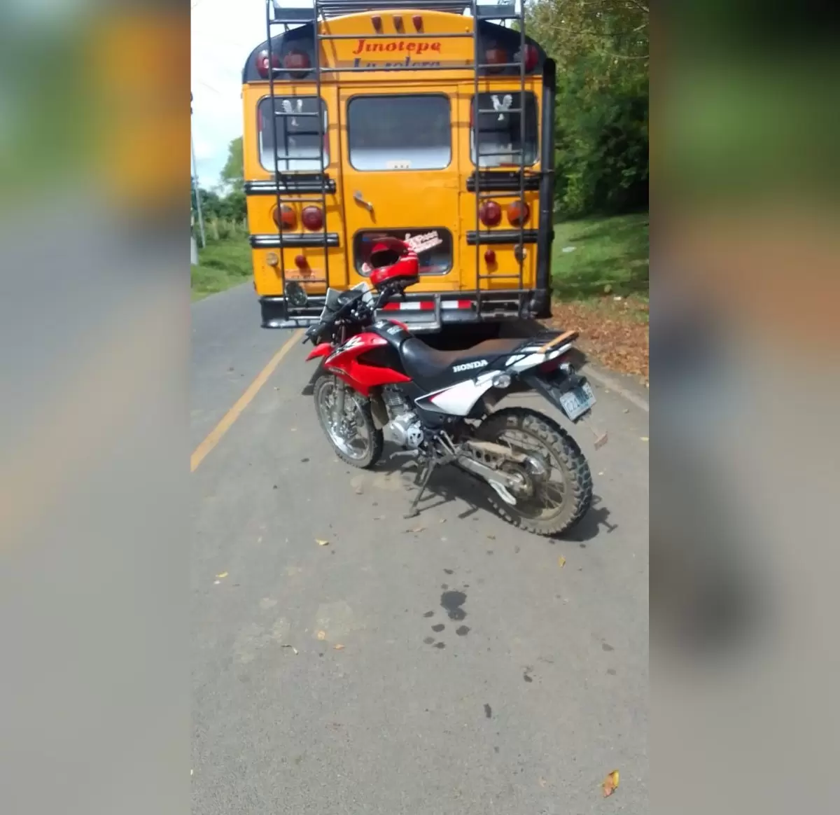 Motorizado casi muere al estrellarse contra un autobus en carazo