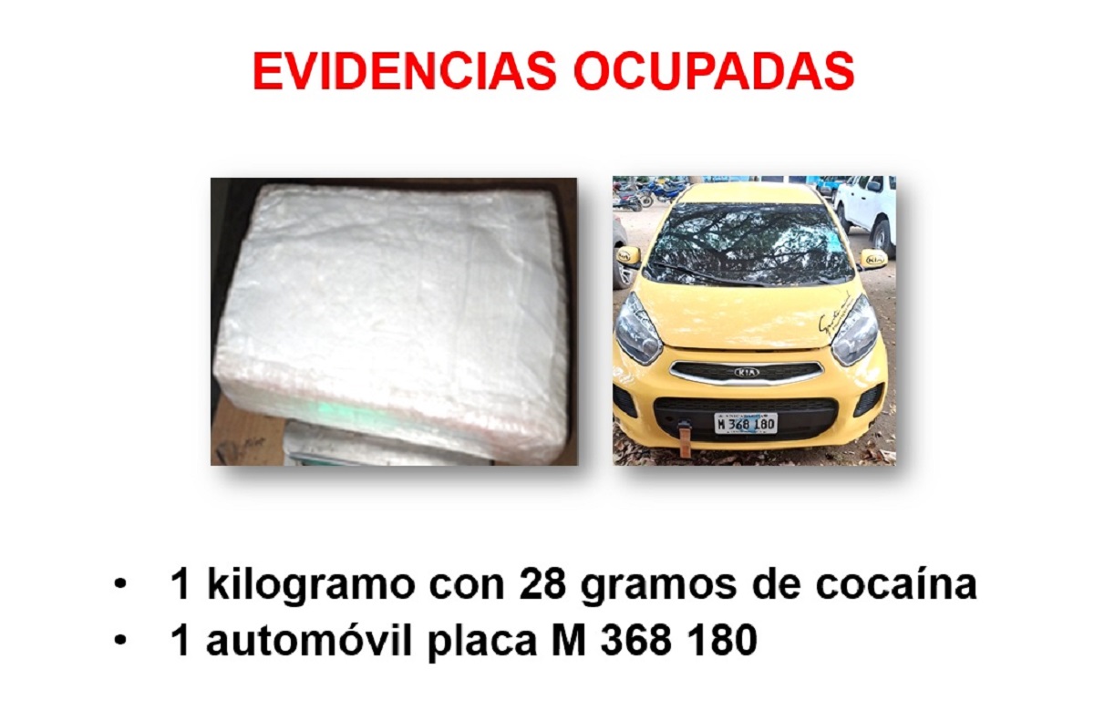 El detenido llevaba en la mochila un paquete de cocaína con un peso de 1 kilo con 28 gramos