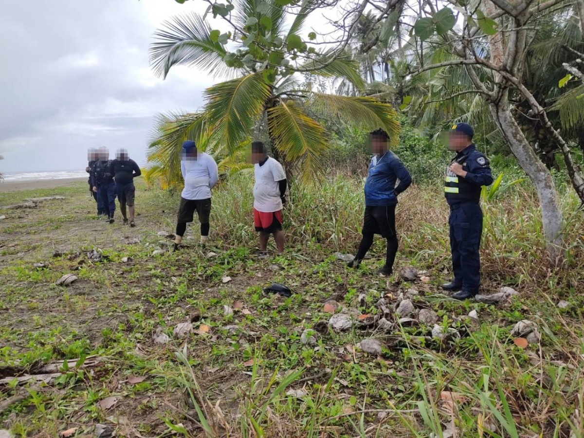 Cuatro nicaraguenses y un residente son capturado con una embarcacion cargada de droga en costa rica