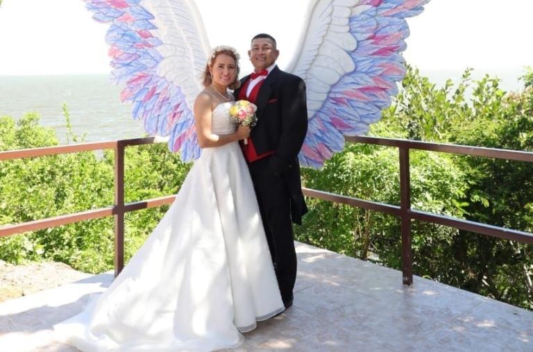 Pareja aprovecha La Navidad para unirse en matrimonio en la Isla del Amor