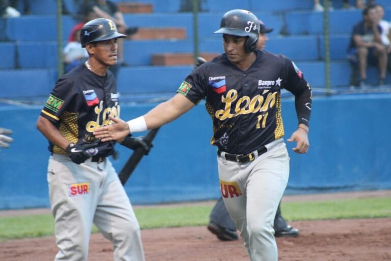 En guerra de batazos León se impone 9-8 a los Gigantes de Rivas en la Profesional