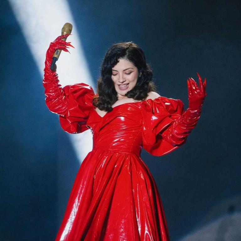 Mon Laferte celebra que ya es mexicana cantando con Belinda, Gloria Trevi y Carin León