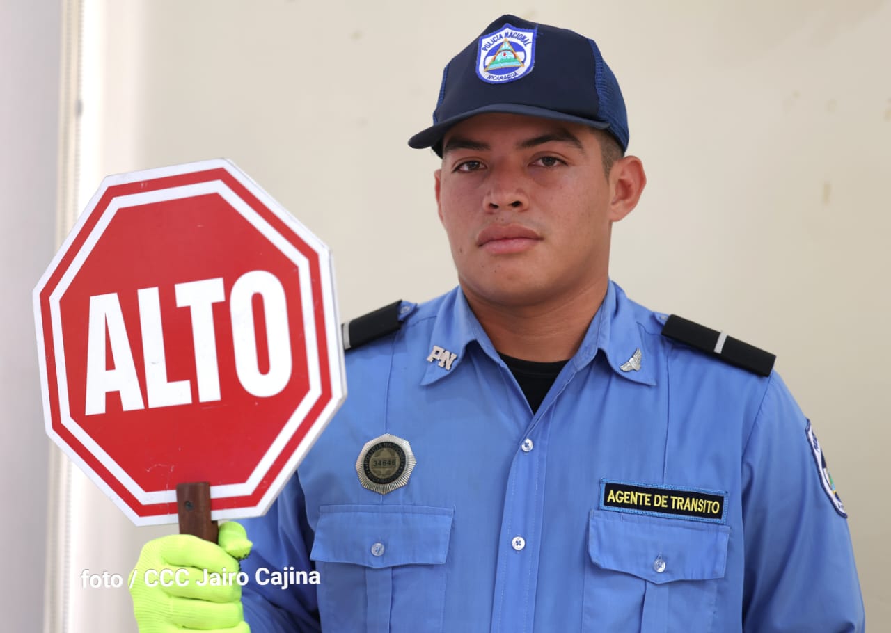 Policia nicaraguense con senal de alto