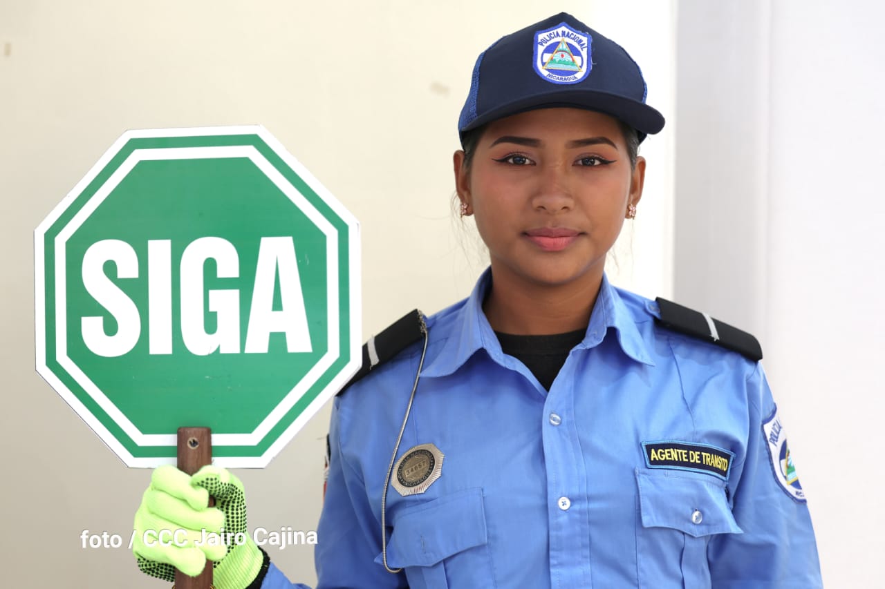 Policia nicaraguense con senal de siga