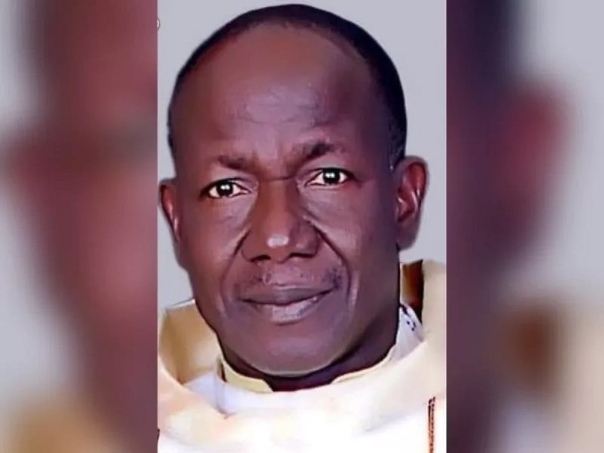 El sacerdote católico Isaac Achi fue quemado vivo