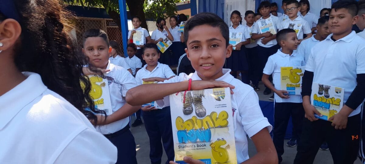 Mined entrega libros de ingles a estudiantes de 6 grado en nicaragua