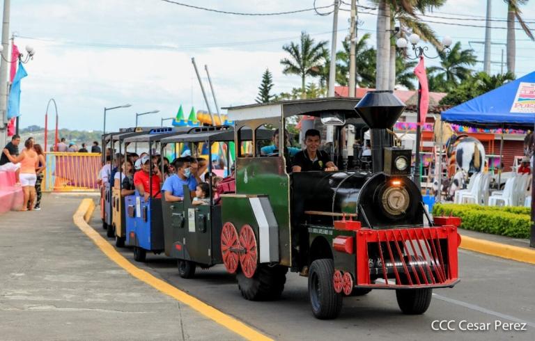 Nicaragüenses despiden sus vacaciones visitando el Puerto Salvador Allende