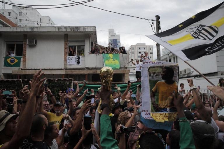 Pelé fue sepultado en Santos en una ceremonia reservada a familiares y amigos