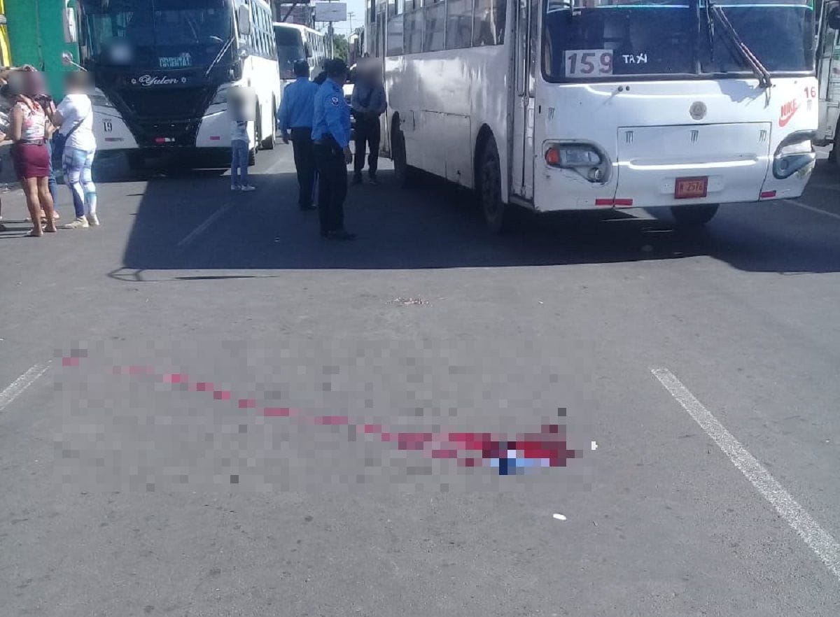 Señor de la tercera edad muere impactado por autobus