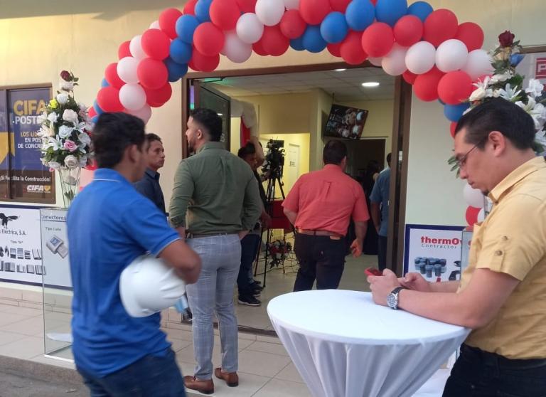 Con todos los fierros inauguran sucursal de Cubas Electrica en León