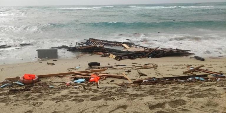 60 personas mueren el naufragar un barco de migrantes cerca de Italia