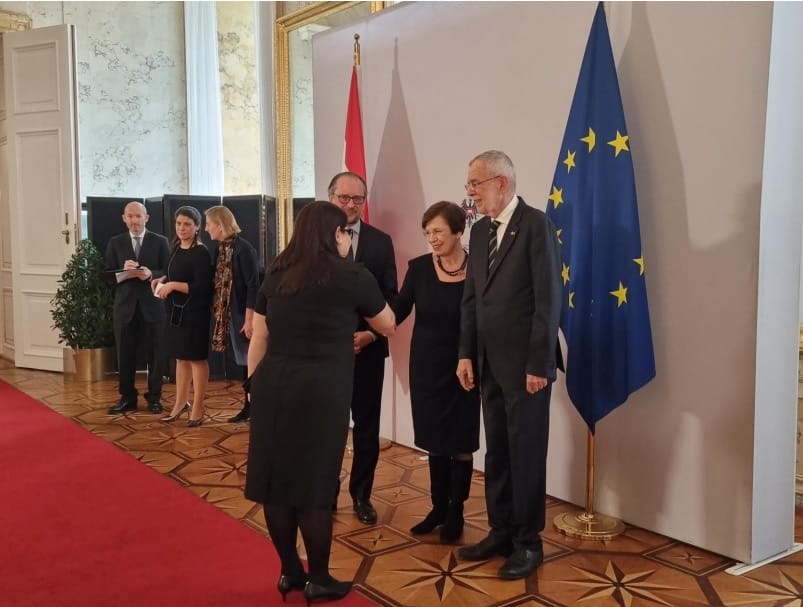 Compañera Sabra Murillo Centeno, Embajadora de Nicaragua saludando al Señor Van der Bellen, Presidente de Austria