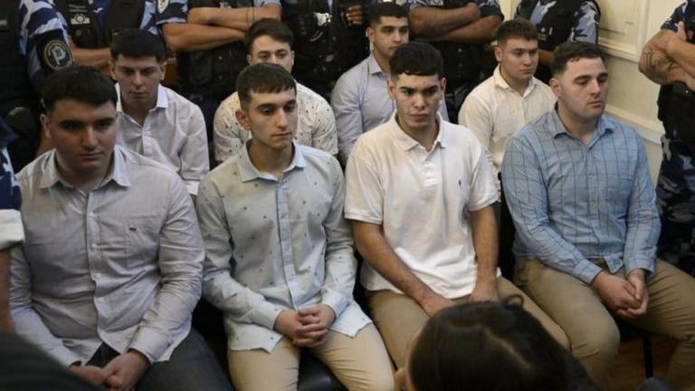 Cadena perpetua para cinco exjugadores de rugby que mataron a golpes a jovencito, en Argentina