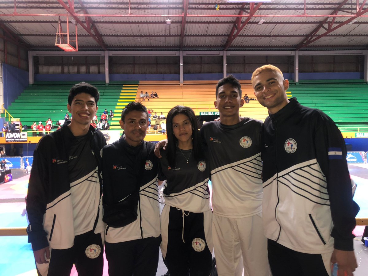 Los taekwondistas nicaragüenses Krisley Olivas. Alejandro Rodríguez, Renato Hernández , David Robleto y su entrenador Pedro Dumas