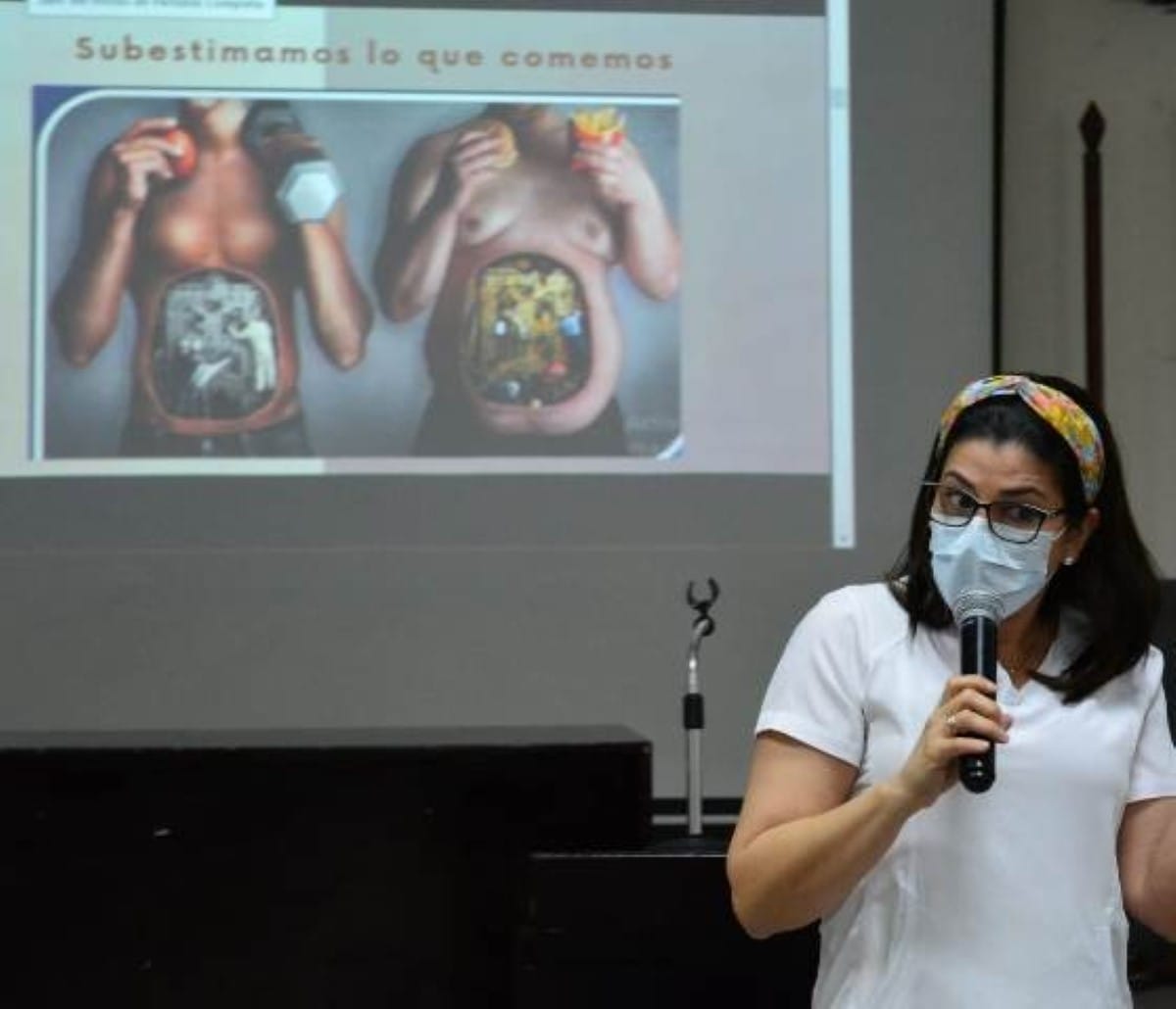 La doctora Sandra Grijalva Sandoval, brindó tips a las trabajadoras y funcionarias de los Juzgados Centrales de Managua para tener una dieta más balanceada y evitar el consumo elevado de carbohidratos