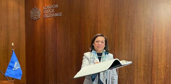 Embajadora de Nicaragua firmando el libro Record de la Bolsa de Valores de Londres