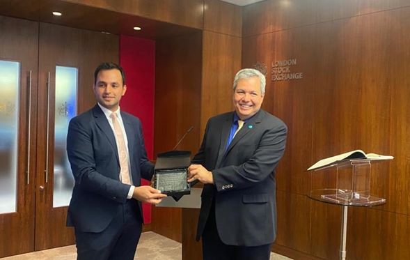 Presidente del BCIE firmando el Libro Record de la Bolsa de Valores de Londres y recibiendo la placa conmemorativa de la Colocación del Primer Bono BCIE en dicha Bolsa