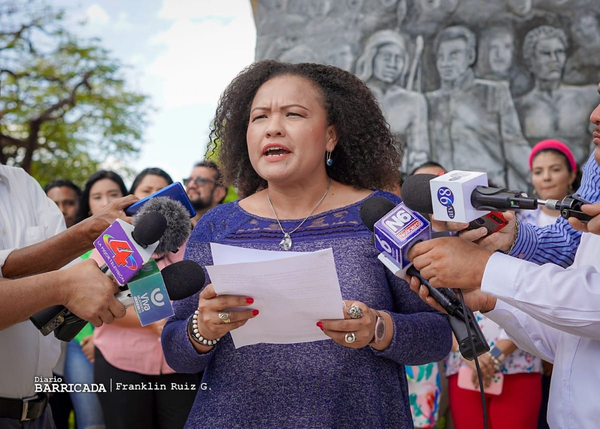 La periodista nicaragüense Arlen Hernández lee la Proclama del Movimiento de Comunicadores Patrióticos de Nicaragua