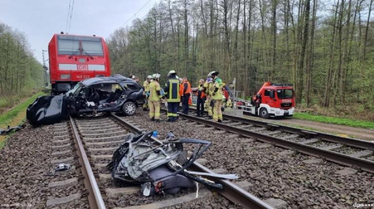3 muertos al ser arrollado automóvil por un tren en Alemania