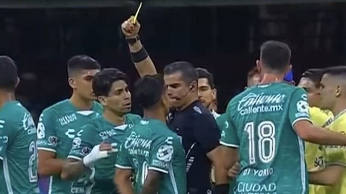 Un árbitro agrede a un jugador en pleno partido de fútbol | La Nueva ...