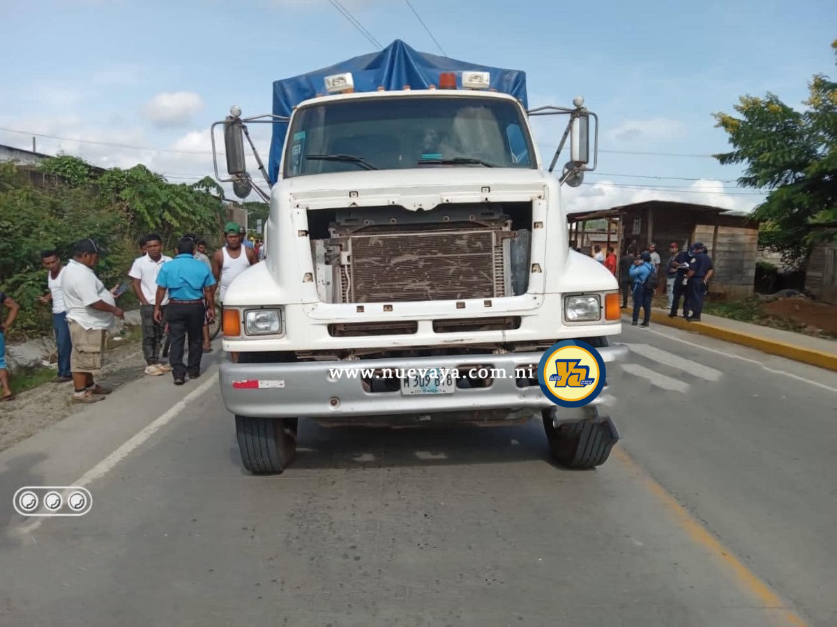 Un motociclista murió al estrellarse contra este camión en la comunidad Fenecia 