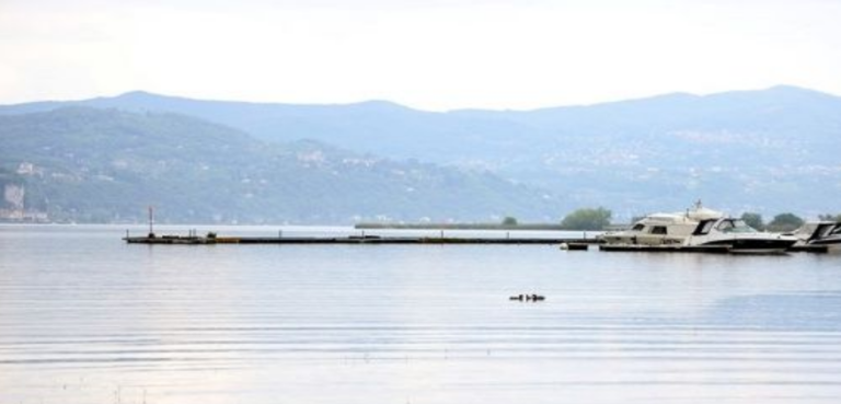 Naufragio en lago italiano deja cuatro fallecidos