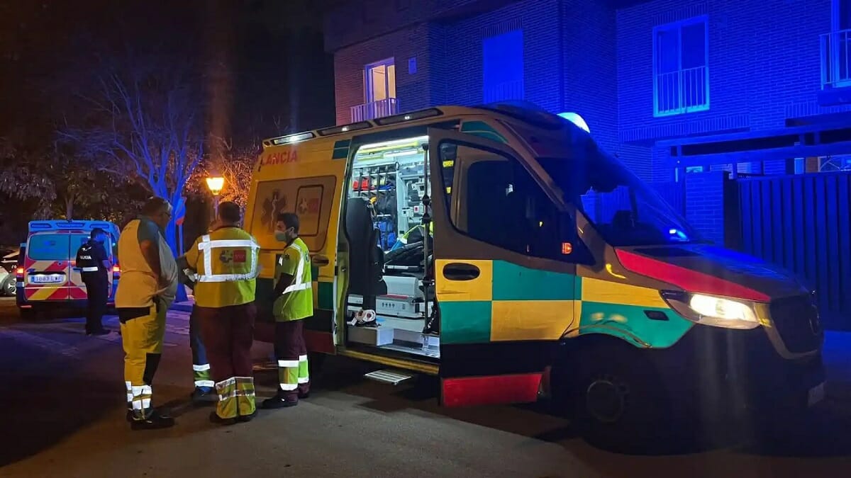 Ambulancia frente a la casa donde un joven mató a su mamá en Madrid, España