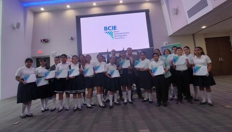 BCIE elige a Nicaragua como la primera nación para entregar 50 becas del Programa Bicentenario