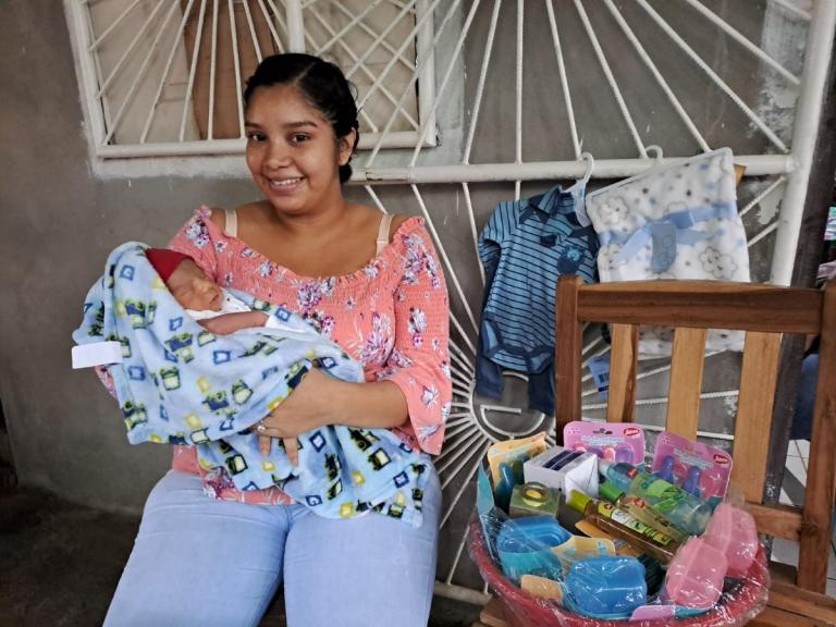 Tu Nueva Radio YA lleva regalos a primeriza que participó en La Madre Panza 2023