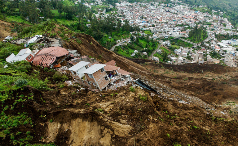 Alud en Ecuador deja 65 muertos, 10 desaparecidos y 44 heridos