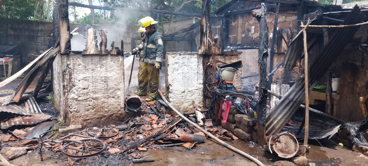 La casa incendiada estaba construida de madera