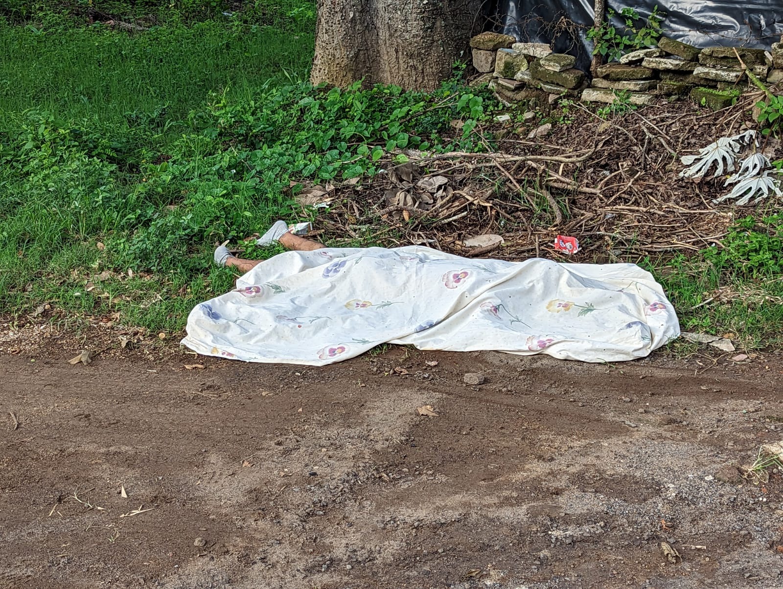 Un joven fue encontrado muerto en la calle principal del municipio de Diriá
