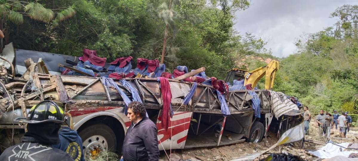 Un autobús de pasajeros se volcó y cayó a un barranco en Oaxaca, México