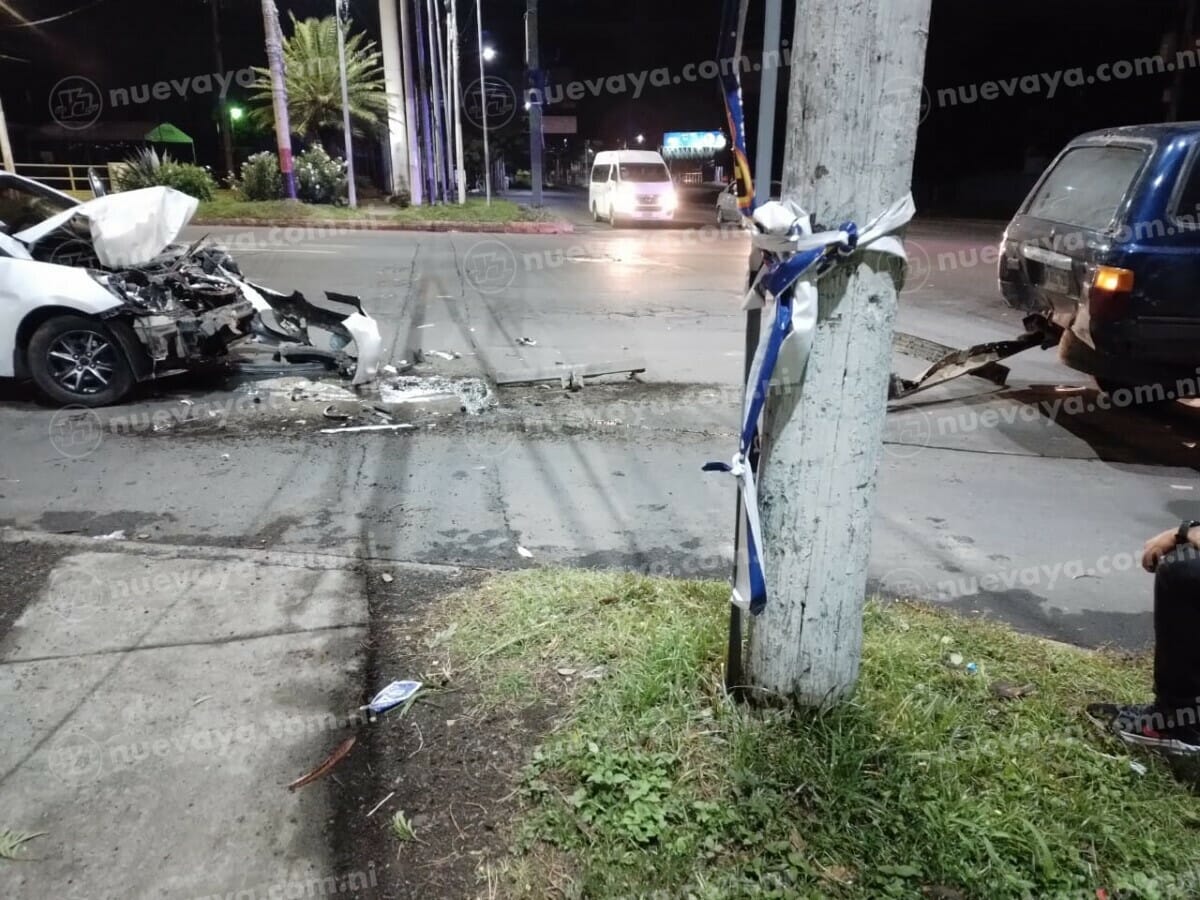 Borrachos  provocan accidente de trannsito en los semaforos de ENEL Central