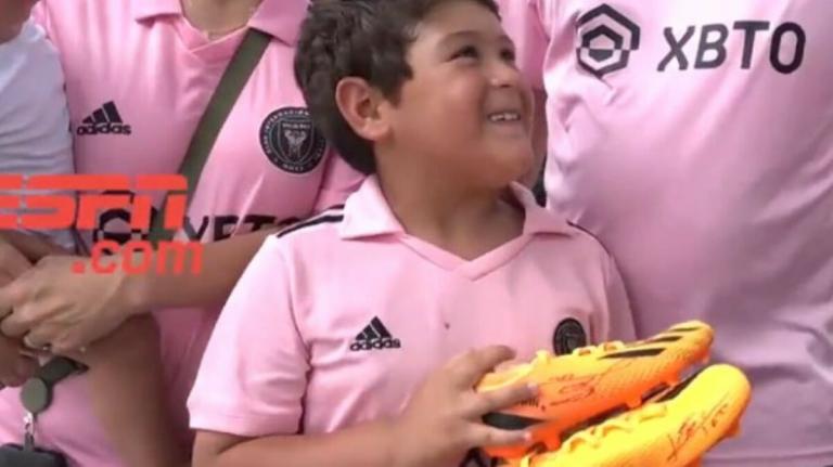 Tras varios días de búsqueda el niño nicaragüense Edwin Burgos por fin logra firma de Messi en sus zapatos
