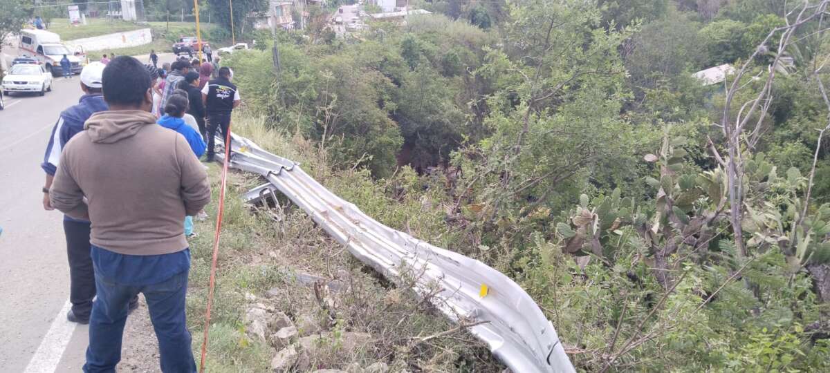 El autobús se volcó en un barranco después de salir de Santiago Yosondúa