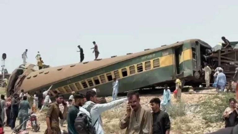 30 muertos al descarrilarse un tren en Pakistán
