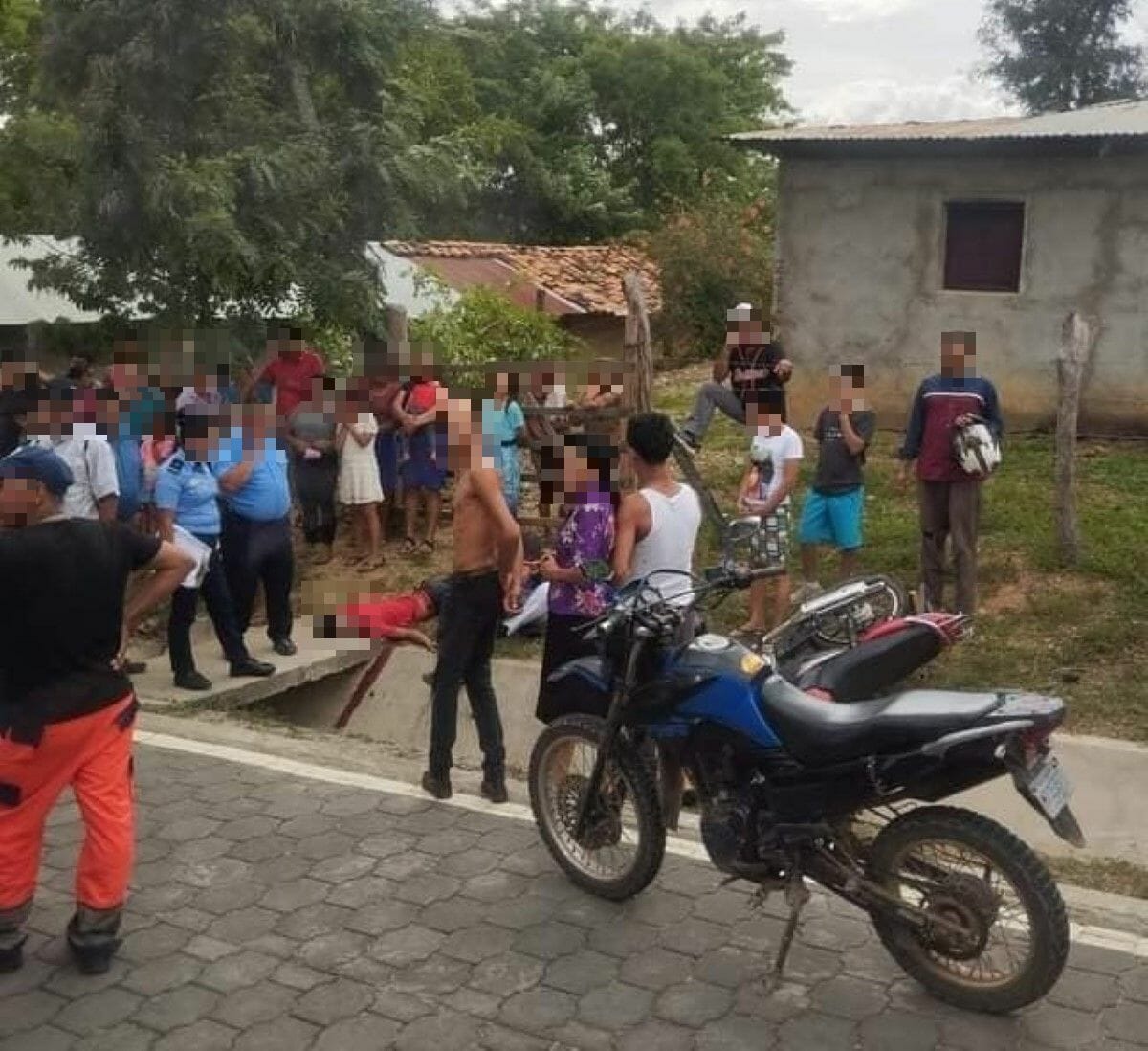 El motociclista cayó a una canaleta e impactó la cabeza contra una plancheta 