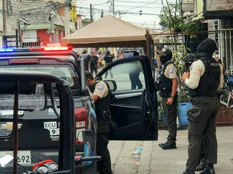 Sicarios ametrallan muerto y matan a otras tres personas durante un velorio en Ecuador
