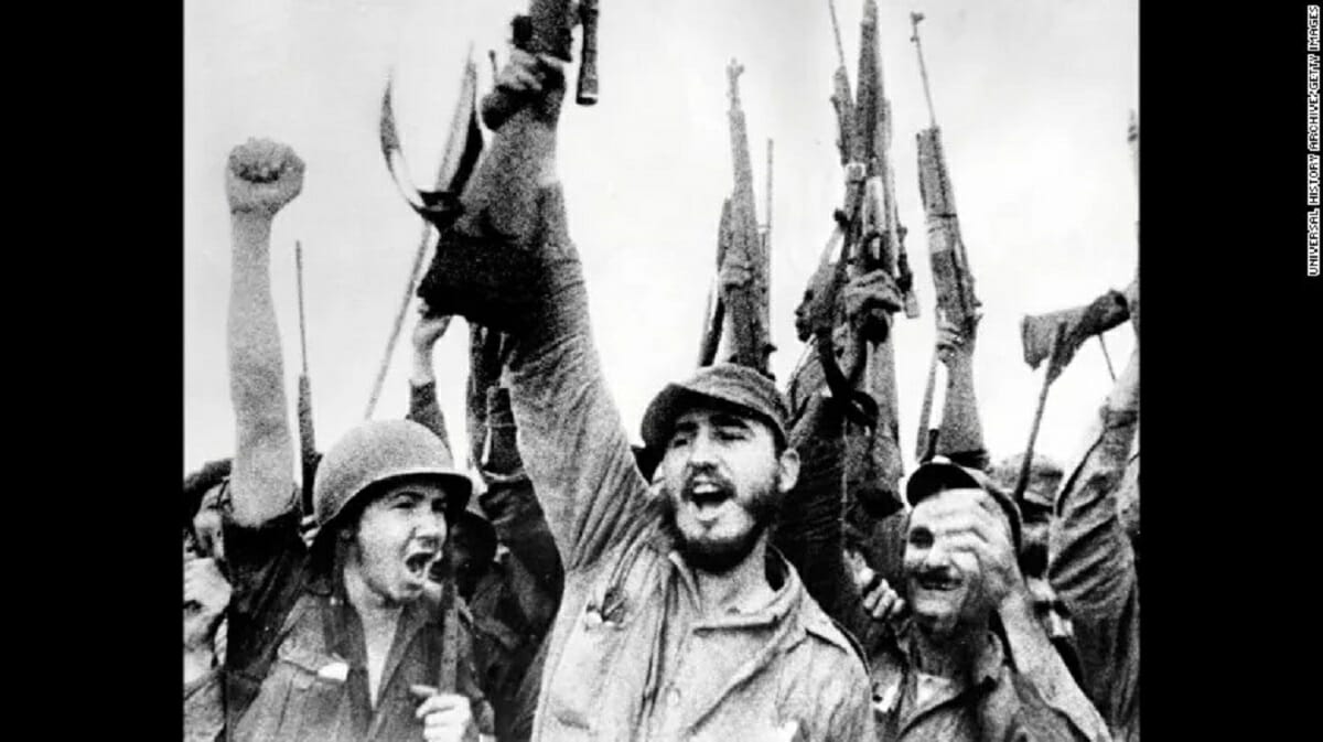 Fidel Castro y varios revolucionarios tras derrotar a Batista en enero de 1959