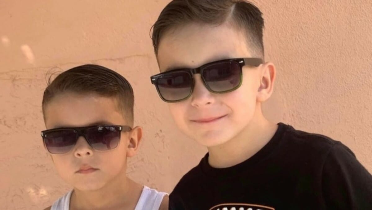 Logan y Wyatt Rizo Cruz, de 8 y 6 años