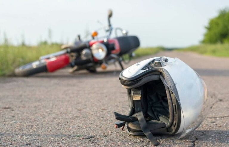 Motociclista y acompañante se resquebrajan al estrellarse contra vehículo en Jinotepe