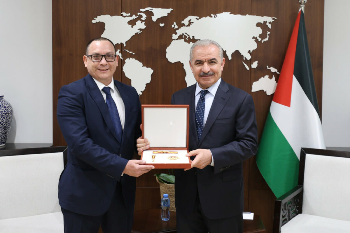 El Dr. Mohammad Shtayyeh, Primer Ministro de Palestina, otorgó en nombre de S.E. Presidente Mahmoud Abbas, Presidente de Palestina, la medalla “La Estrella de la Amistad” de la Orden del Presidente Mahmoud Abbas, al Compañero Roberto José Morales Fuentes, al finalizar sus deberes como Embajador de la República de Nicaragua en el Estado de Palestina