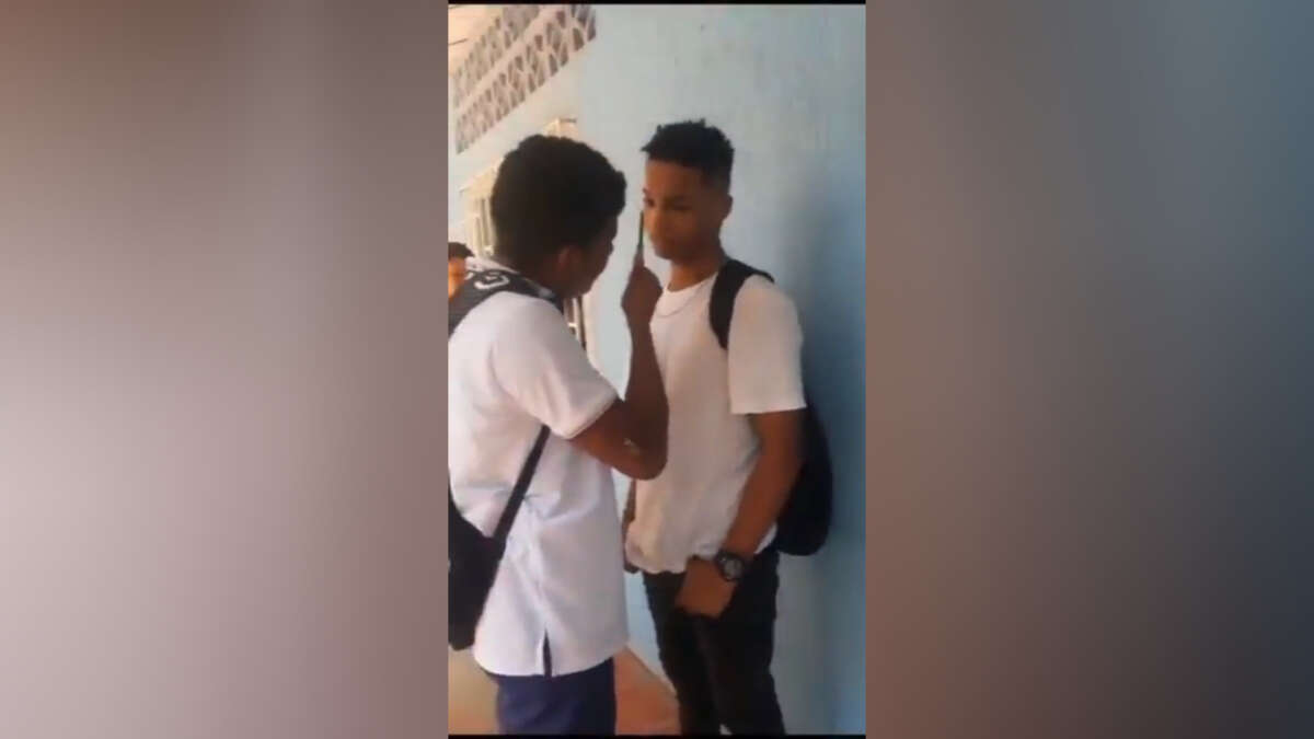 Joven enfrenta y hiere a su abusador en un colegio de Colombia