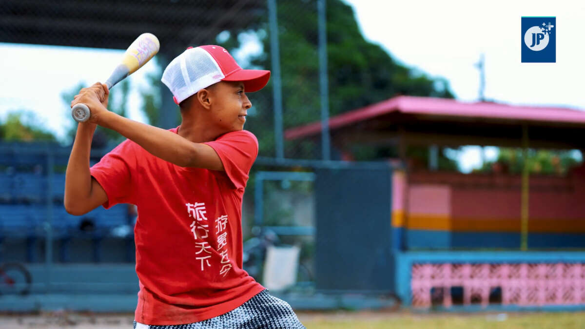 Jovencito jugando béisbol en Nicaragua