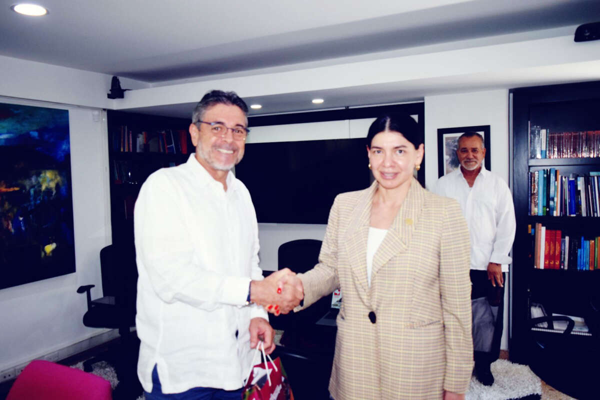 La embajador de Nicaragua Milagros Urbina es recibida por el Rector encargado de la Universidad del Valle, Doctor Héctor Cadavid Ramírez