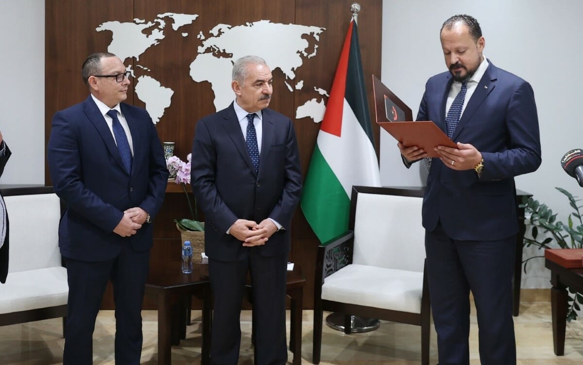 Lectura de la Orden Presidencial para otorgar la medalla “La Estrella de la Amistad”, al Compañero Roberto José Morales Fuentes, en reconocimiento al trabajo realizado para el fortalecimiento de las relaciones amistosas y de cooperación entre el Estado de Palestina y la República de Nicaragua