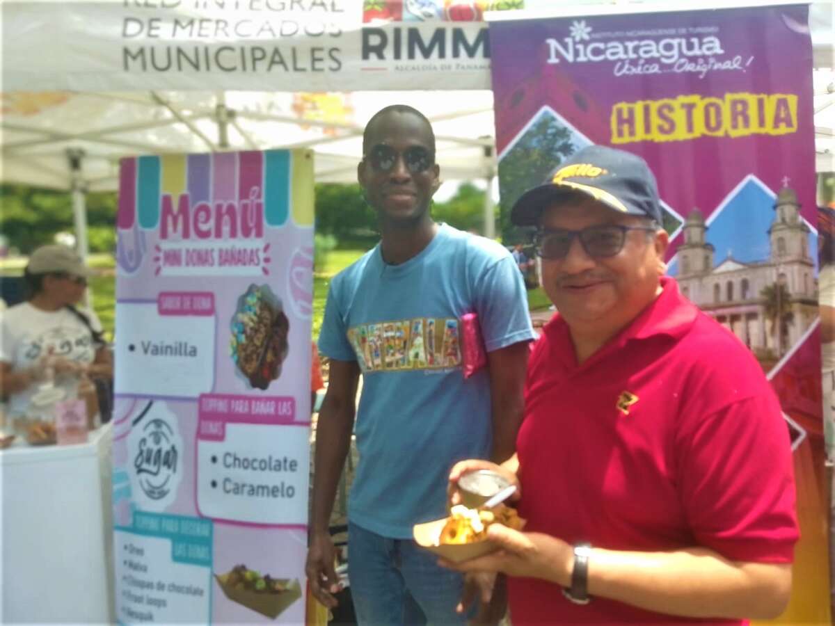 Trabajadores del Comedor La Casona en plena faena de los asados que arrasaron en la Feria Gastronómica Centroamericana.