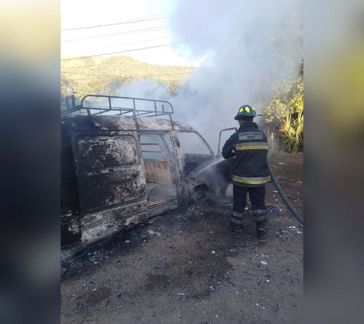 Convertido en chatarra quedó el microbús color blanco marca Toyota